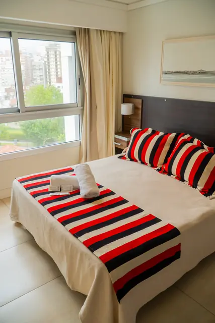 Dormitorio con vista en Apart Hotel Sotavento Miramar