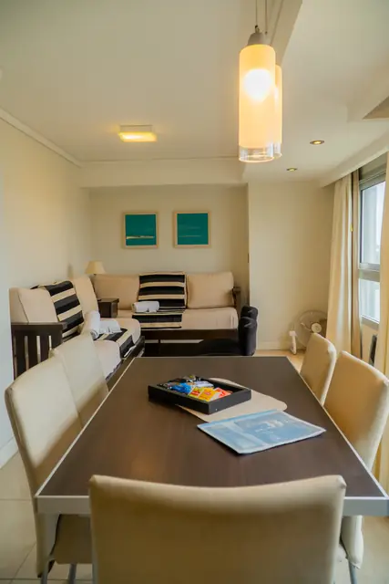 Mesa del comedor en Apart Hotel Sotavento Miramar