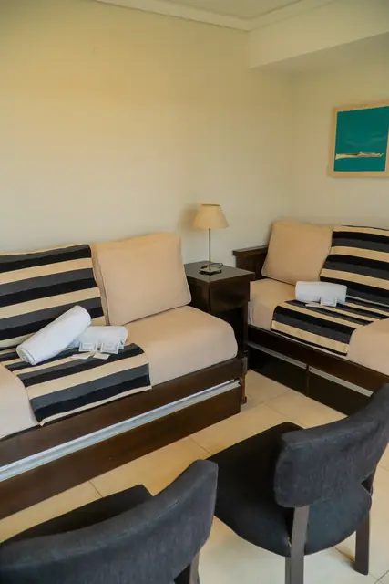 Living con sillones en Apart Hotel Sotavento Miramar